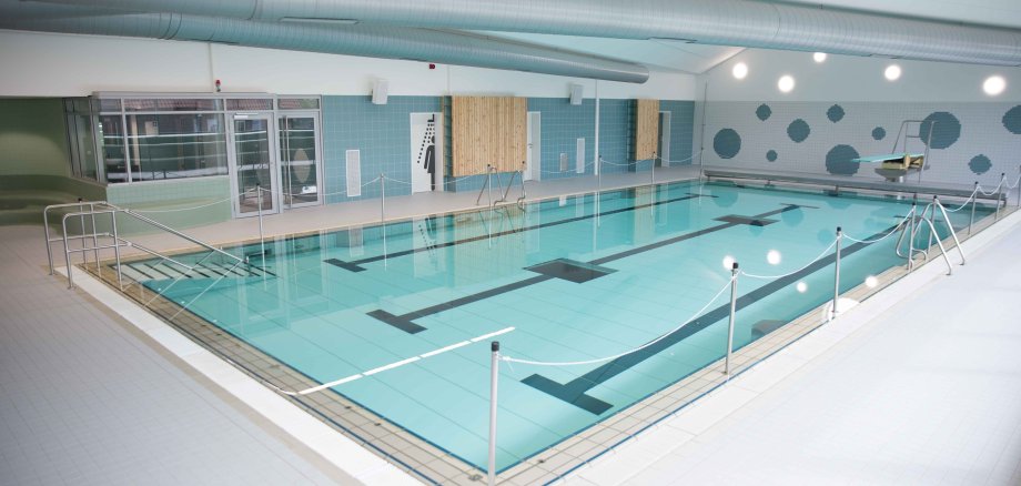 Blick auf das Schimmbecken im Lennie Bad