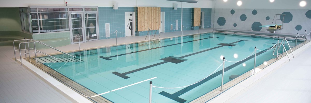 LennieBad Innenansicht Blick auf das Schimmbecken im Lennie Bad