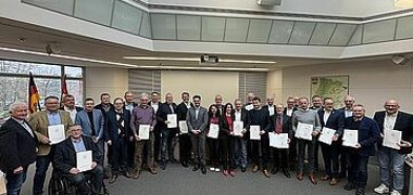 Auf dem Foto sind die Vertreter der ausgezeichneten Kommunen mit den Urkunden zu sehen.