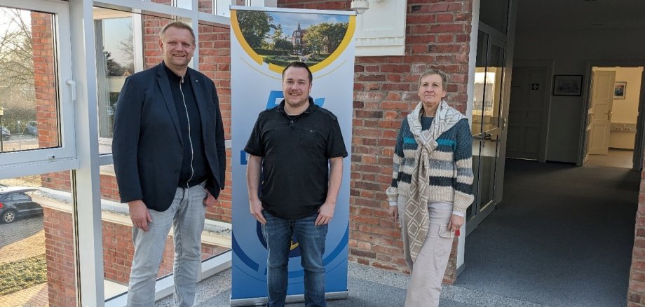 Auf dem Foto sind von links nach rechts Matthias Lühn, Lennart Krüssel und Angelika Lügering zu sehen
