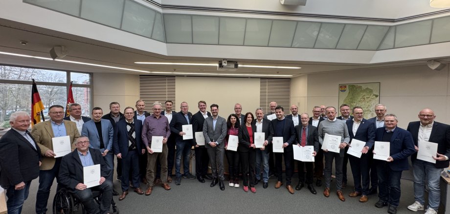 Auf dem Foto sind die Vertreter der ausgezeichneten Kommunen mit den Urkunden zu sehen.