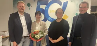 Auf dem Foto sind von links Samtgemeindebürgermeister Matthias Lühn, Sabrina Lindwehr, Nachfolgerin Kathrin Robbe und Ratsvorsitzender Franz Uhlenberg zu sehen. 