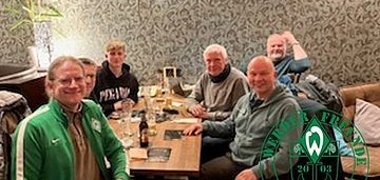 Gruppe von Werderfreunden beim Interview