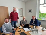 Stefanie Kohne und Samtgemeindebürgermeister Matthias Lühn berichten Rüdiger Witza und Tobias Schulten von der wertvollen Arbeit der Freiwilligenagentur Lengerich.