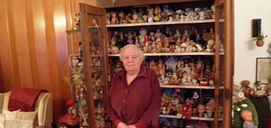 Das Foto zeigt Paula vom Bruch auch als Knöpfe Paula bekannt in ihrem Knopfmuseum
