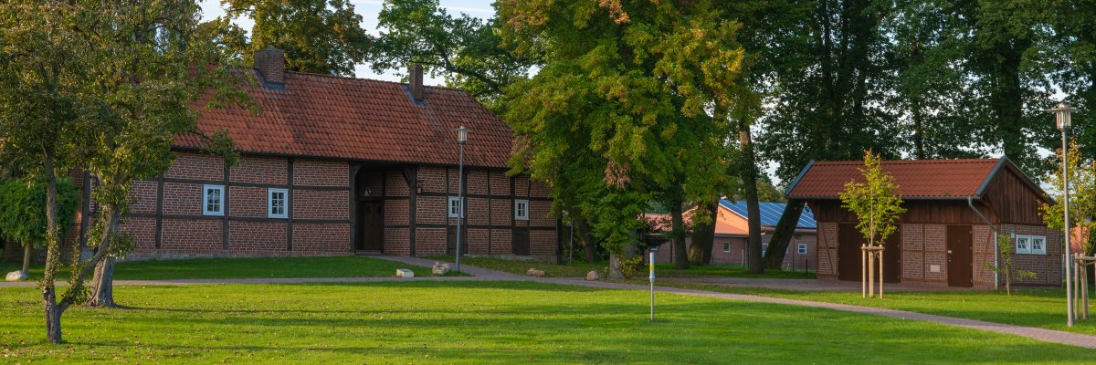 Blick auf das Torhaus und Remise mit Fachwerk im Bürgerpark Lengerich 