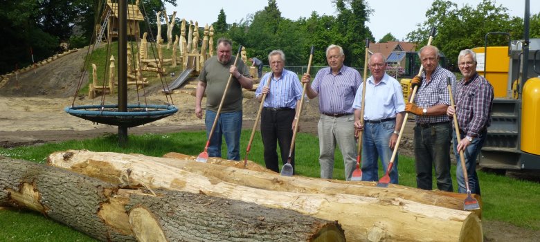 Die Arbeitsgruppe Tatort Dorfmitte unterstützt bei der Errichtung des Mehrgenerationenspielplatz mit Bäume schälen.