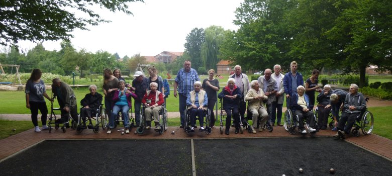 Bewohner des Altenheim beim Bouleturnier mit dem Tatort Dorfmitte