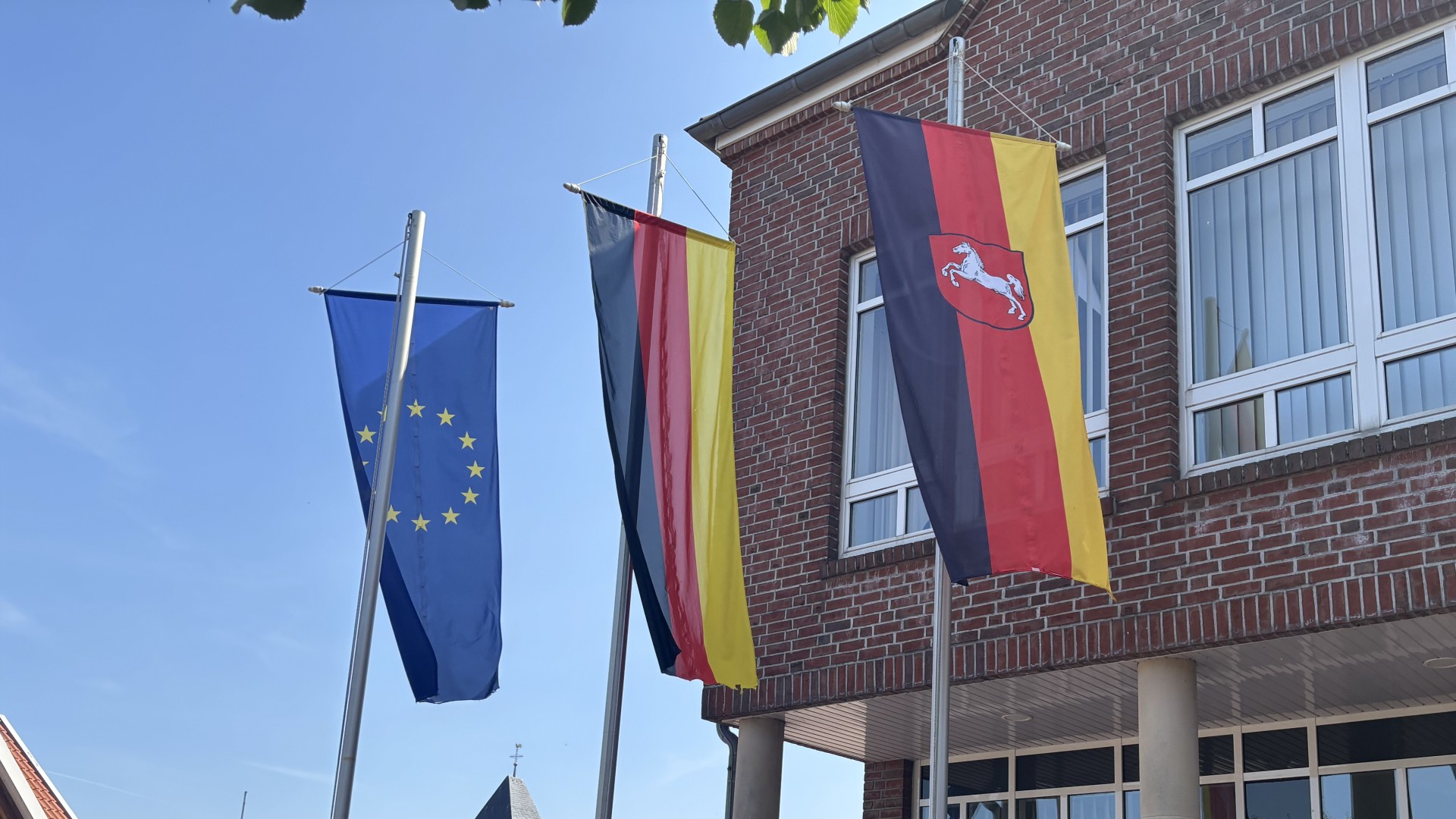 Beflaggung des Samtgemeinderathauses Beflaggung des Samtgemeinderathauses