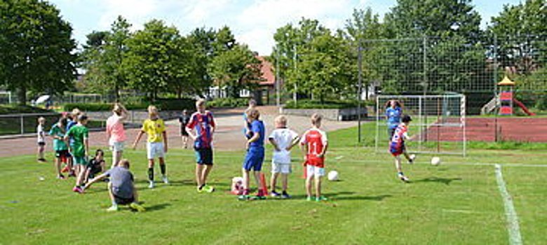 Kinder spielen Fußball