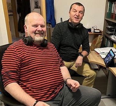 Podcast Auf dem Foto ist im Vordergrund Tobias Schulten und im Hintergrund Rüdiger Witza zu sehen.