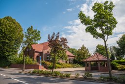 Grundschule Gersten Blick über die Straße zur Grundschule Gersten mit Bushaltestelle