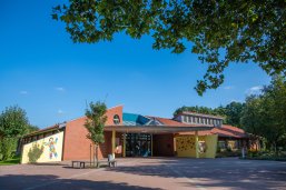 Grundschule Handrup Blick auf den Eingangsbereich vom Gebäude der Grundschule in Handrup