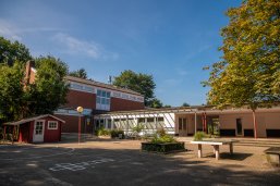 Grundschule Langen Blick auf den Innenhof der Grundschule Langen