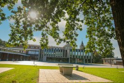 Gymnasium Leoninum Handrup Blick auf das Gebäude mit Eingangsbereich des Gymnasium Leoninum in Handrup