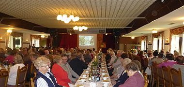 Seniorennachmittag Senioren am Kaffeetafel