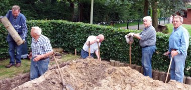Mitglieder von Tatort Dorfmitte beim Arbeiten am Sandkasten