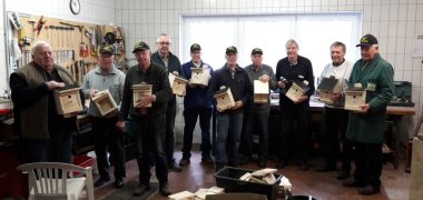 Die Gruppe Tatort Dorfmitte mit selbst gebauten Nistkästen