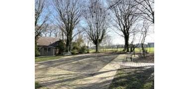 Aktuelles Bild der Boule-Anlage mit Überdachung und Gerätehaus