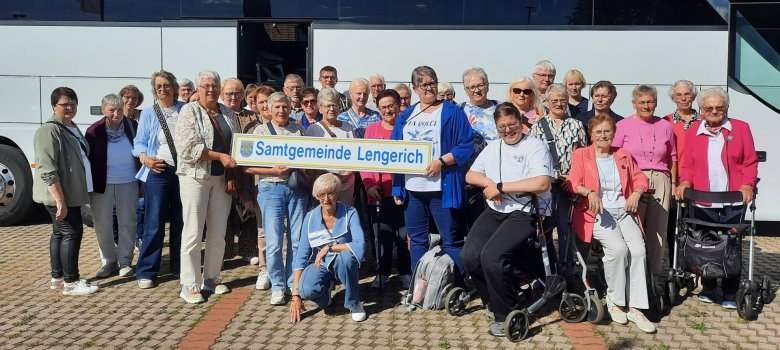 Gruppenfoto vor dem Reisebus mit dem Schild "Samtgemeinde Lengerich"