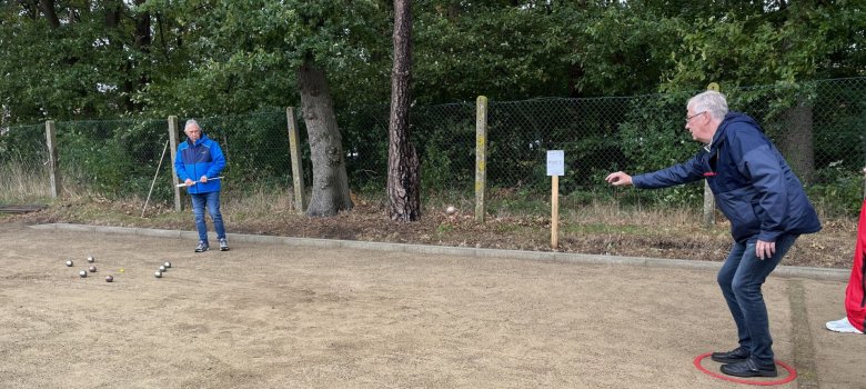 Bild vom Boulen auf dem Boule-Platz mit Schiedsrichter