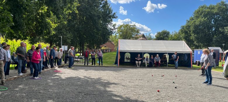 Bild vom Boulen auf dem Boule-Platz mit Schiedsrichter