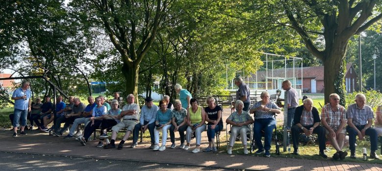 Zuschauer beim Boule-Turnier 2024