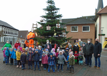 Kindergarten Lengerich schmückt den Weihnachtsbaum