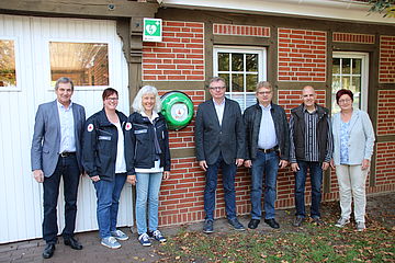 Über den neuen Defi freuen sich (v.l.) Bürgermeister Franz Uhlenberg, Andrea Glasker und Jutta Korte vom DRK Ortsverein Langen, Paul Koldehoff (effiziente Energietechnik Koldehoff), Burkhard Koldehoff (KMT Nutzfahrzeuge und Vorsitzender der Kolpingfamilie Langen), Alois Glasker (Glasker Elektrotechnik) und Elisabeth Wöste (BMP Sektionaltore).