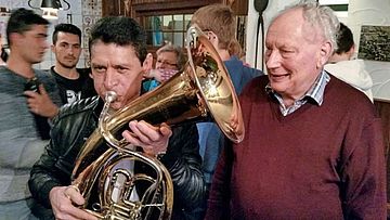 Mann spielt Tenorhorn
