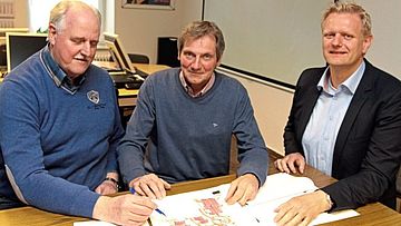 Die Pläne stellten (von links) der Vorsitzende vom Ausschuss für demografischen Wandel in Langen, Hubert Surmann, Bürgermeister Franz Uhlenberg sowie Lengerichs Samtgemeindebürgermeister Matthias Lühn vor. Foto: Carsten van Bevern