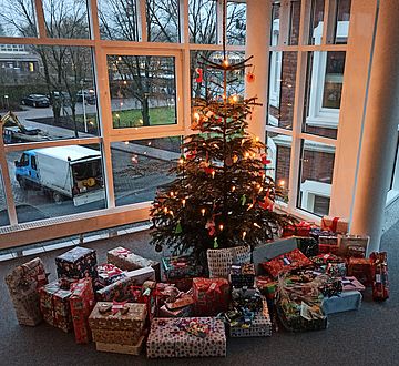Weihnachtsbaum mit Geschenken
