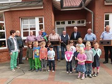 Die Erzieherinnen und die Kinder der Kindertagesstätte St. Benedikt