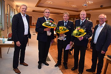 Foto Heinz Krüssel: v.l. SGB Matthias Lühn, OBM Reinhard Lübbers, Stv. OBM Dirk Zumbeel, Gemeindebrandmeister Michael Moss und Ratsvorsitzender Adolf Böcker