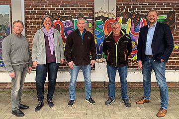v.l. Richard Vorholt, Schulleiterin Carmen Skowasch, Bernhard Bunnefeld, Hubert Hockling u. SGB Matthias Lühn