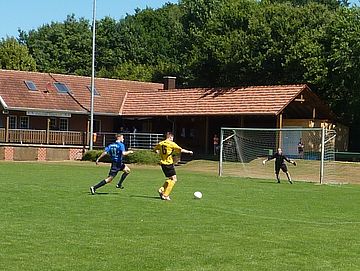 Spieler schießt Fußball auf Tor