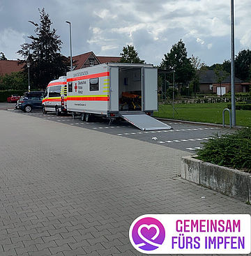 Das Impfteam auf dem Parkplatz vor dem Aldi-Markt