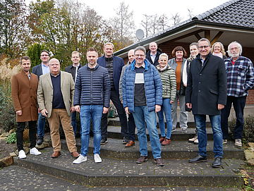 Engagieren sich gemeinsam für die Entwicklung des ländlichen Raums im Rahmen des EU-Förderprogramms LEADER: Die Mitglieder der LAG Südliches Emsland vor dem Vereinsheim des TC Rot-Weiß Salzbergen e.V.