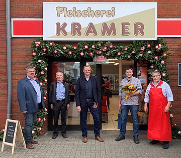 Auf dem Foto zu sehen sind SGB Matthias LÜhn, Bürgermeister Gerd Wübbe, Stv. Bürgermeister Alfred Lampa, Florian und Rudi Kramer