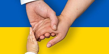 Bild Hände vor Ukraine Flagge