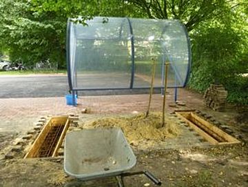 Überdachung bei der Boule-Anlage